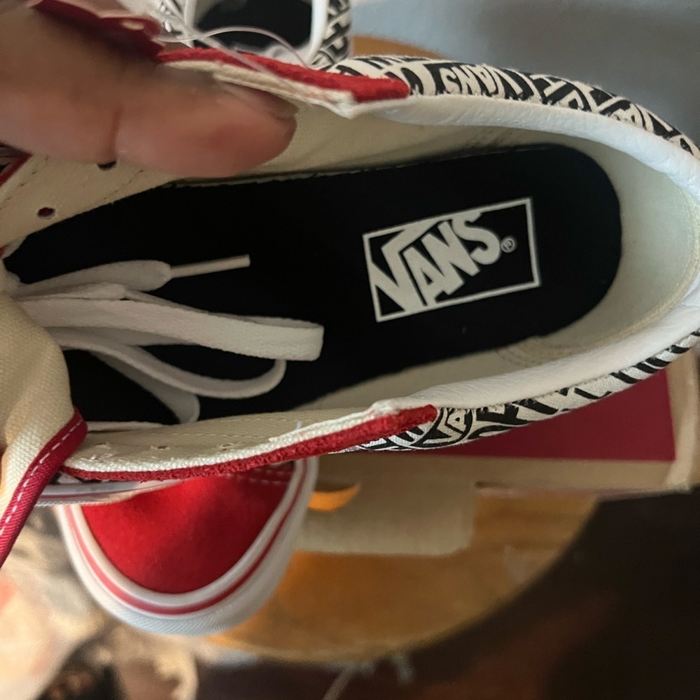 Vans kid size 4 fits lady size 5.5 dead stock - Picture 9 of 9